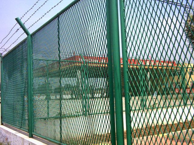 新疆鋼板網護欄