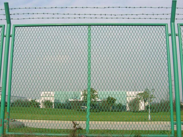 新疆鋼板網護欄