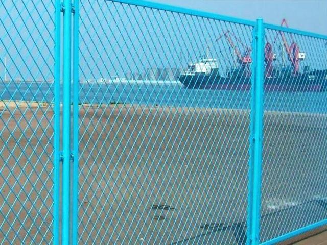 新疆鋼板網護欄