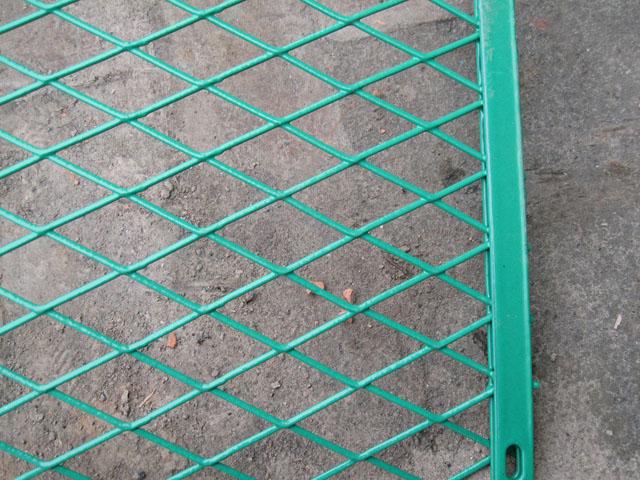 新疆鋼板網護欄