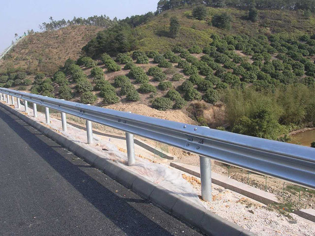 黑龍江防撞護(hù)欄板