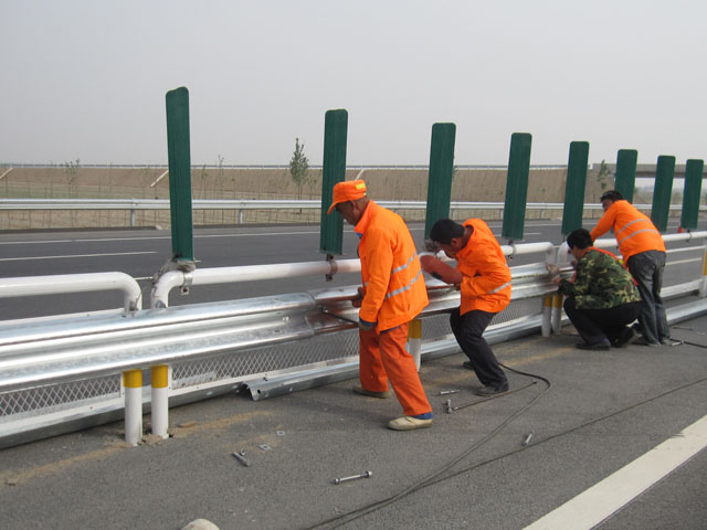 分隔帶護(hù)欄板