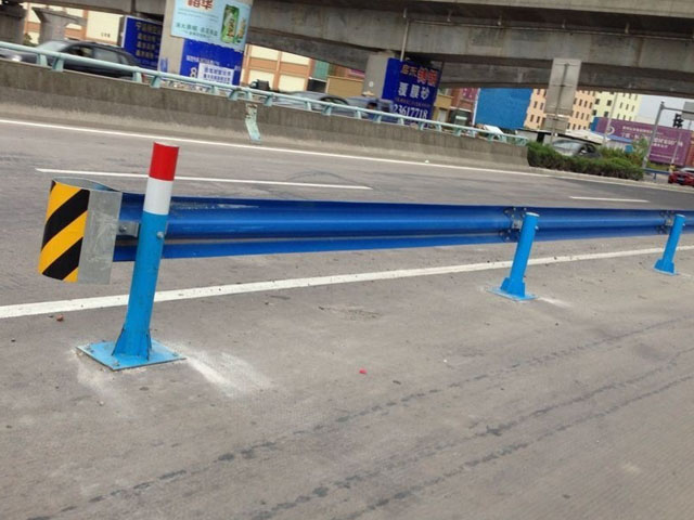 分隔帶護(hù)欄板