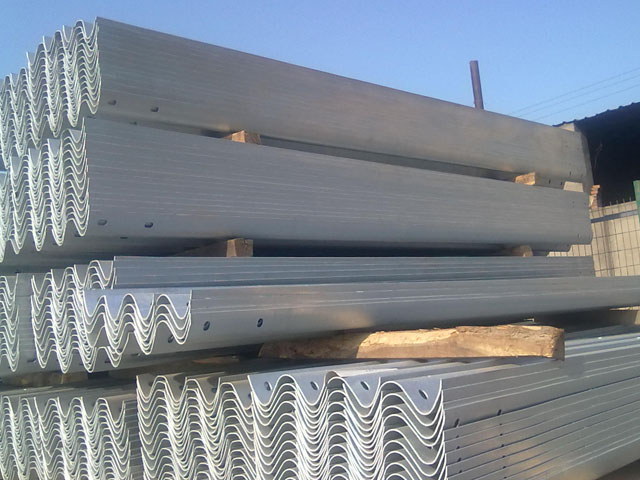 新疆三波護欄板